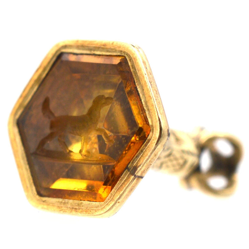 維多利亞早期微型 9ct 金六角形黃水晶印章，帶有狗的凹版圖案